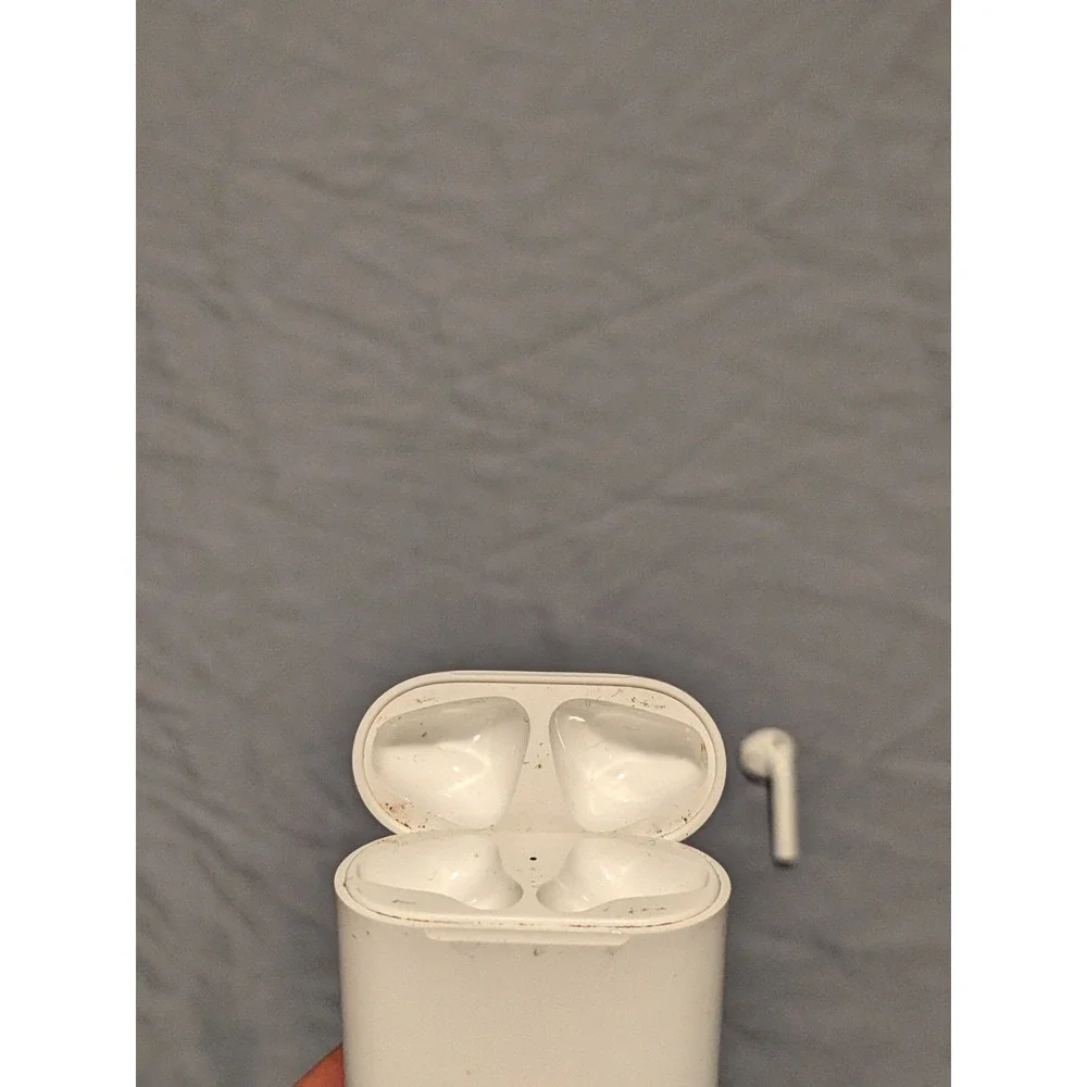 Apple AirPods (1st Generation) In-Ear Headsets with Charging Case - WORKING